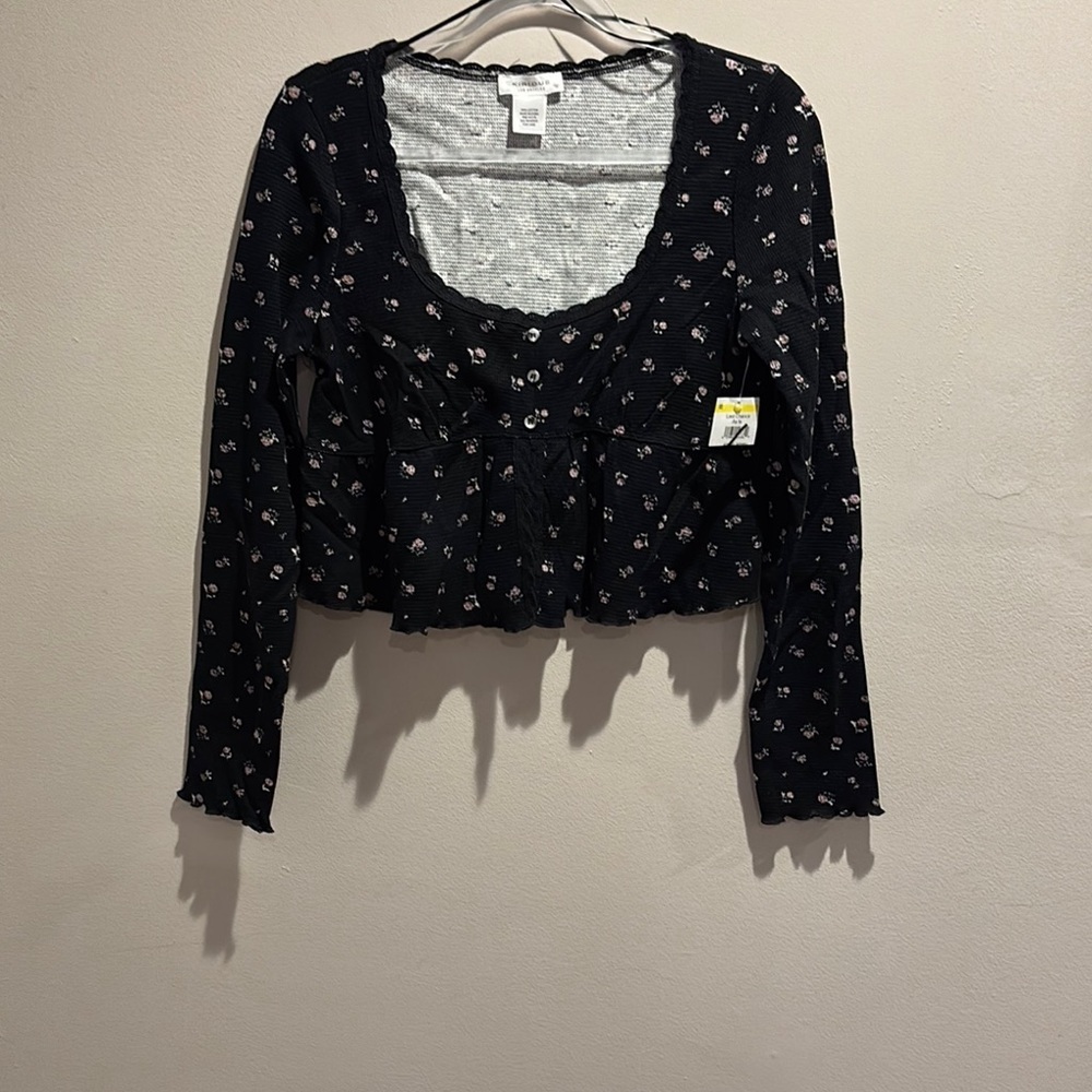 Floral Black Long Sleeve Crop Top PTP 19 inches